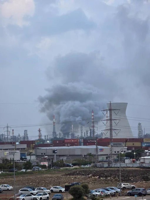 伊朗向以色列海法的巴赞炼油厂发射导弹，造成基础设施受损