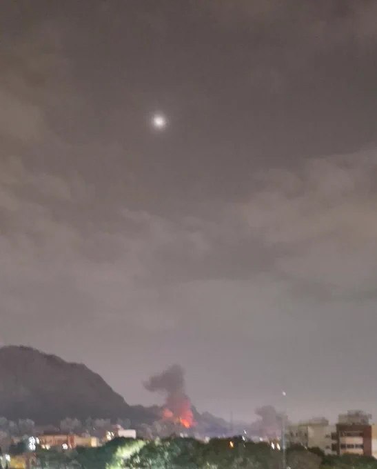 伊朗：据当地居民报告，伊斯法罕市南部发生爆炸，现场照片显示爆炸位于卡伊米耶方向，时间为当地时间周一晚21时