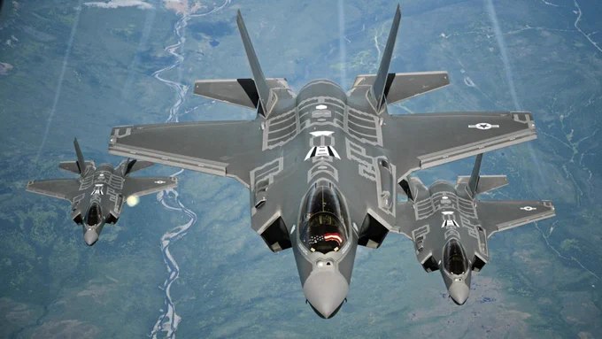 【突发】一架美国 F-35 战机在执行伊朗上空任务期间疑遭伊朗炮火击中，随后在中东某地紧急迫降