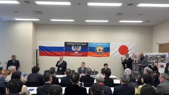 亲俄活动人士田中武之在日本国会大厦内组织了一场反乌克兰活动，俄罗斯大使馆代表出席参与