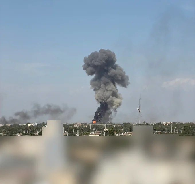 据当地居民消息，伊朗布什尔省昨夜（23时至23时30分）在瓦尔法杰尔码头、萨德拉及萨拉哈巴德社区仓库区发生至少6次爆炸；今日周六（伊历法尔瓦丁月8日）下午14时15分起，布什尔空军基地及机场一带再度遭到多轮袭击