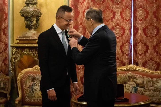 据《华盛顿邮报》报道，匈牙利外长彼得·西雅尔托涉嫌在欧盟会议休息期间致电俄罗斯外长拉夫罗夫，实时通报会议内容，向俄方泄露欧盟内部信息