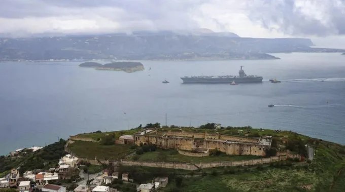 美国航母杰拉尔德·R·福特号于周一上午抵达克里特岛苏达湾的北约海军基地，此前该舰已在东地中海及北红海执行"史诗之怒行动"（Operation Epic Fury）支援任务数周