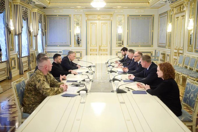 泽连斯基与拉脱维亚国防部长斯普鲁兹举行会谈，就俄罗斯持续攻击及加强防空能力等议题进行讨论