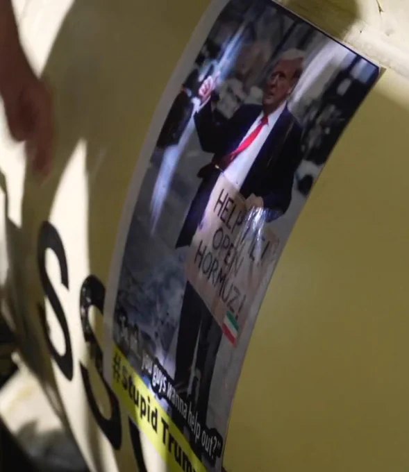 伊朗伊斯兰革命卫队（IRGC）成员将川普手持"救救我，开放霍尔木兹海峡"标语的图片贴在弹道导弹上，以此嘲讽川普