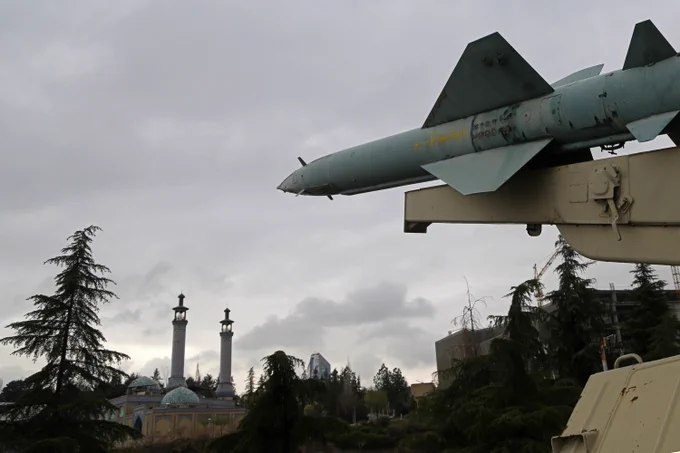 据路透社报道，美国官员表示，目前仅能确认伊朗约三分之一的导弹在持续冲突中被摧毁