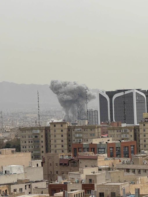 据市民消息，当地时间约14:10，伊朗首都德黑兰多处地点遭到袭击（周一，波斯历法法尔瓦丁月3日）