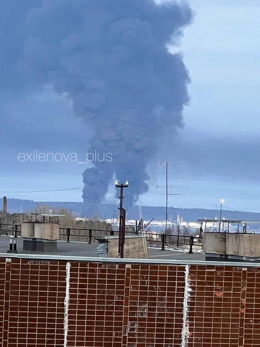 乌克兰无人机袭击俄罗斯乌斯季卢加港（列宁格勒州）后，港口起火现场照片曝光，据报火势仍在持续