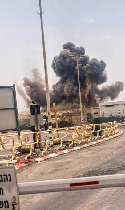 伊朗导弹击中以色列内盖夫沙漠一处工业区附近地带，目标疑为靠近迪莫纳市的罗滕工业区