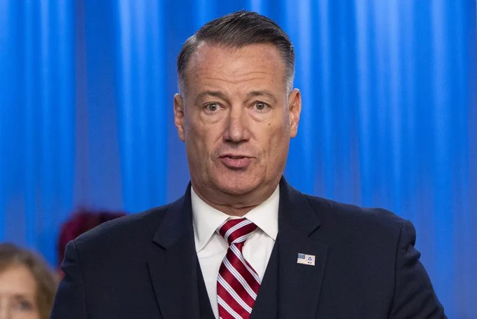 据《政治》杂志报道，美国移民及海关执法局（ICE）代理局长托德·莱昂斯在执行川普移民政策期间，已因压力过大两度住院