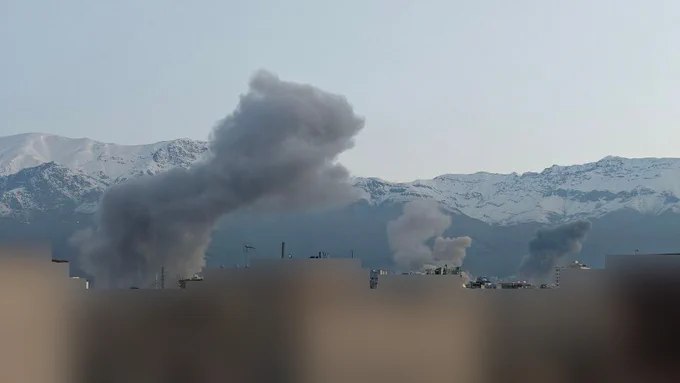 当地时间周三凌晨5:30，伊朗首都德黑兰多处地点遭到袭击，多名市民发来消息证实此事