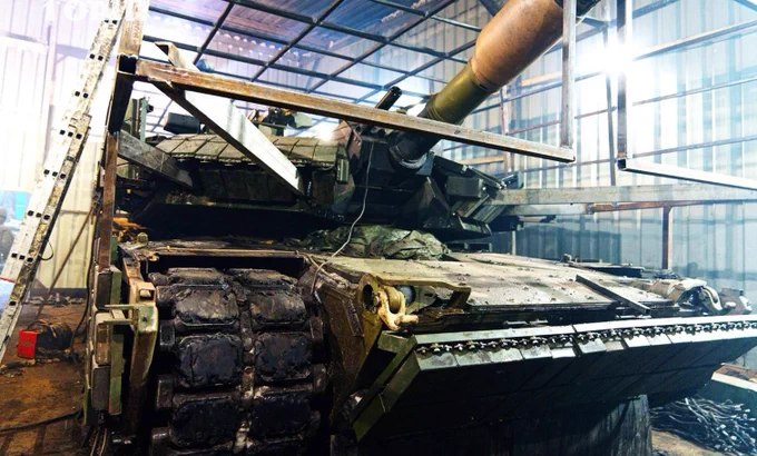 乌克兰第1独立突击团士兵已接收美国 艾布拉姆斯坦克，目前正为其加装额外防护装置