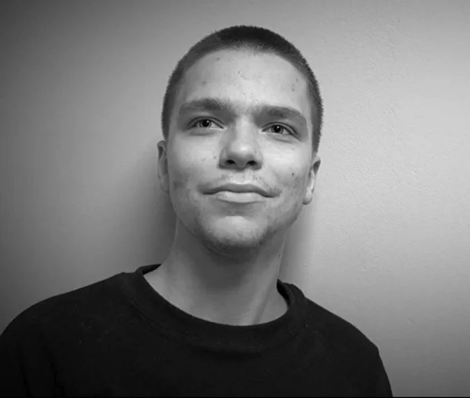 来自新西伯利亚的19岁俄军士兵阿尔乔姆曾服役于俄军第150师第102摩托化步枪团