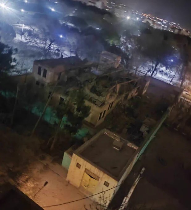 现场画面显示，伊朗首都德黑兰第159警察局（无线电站附近）遭到袭击，攻击发生于当地时间22时30分，现场可见明显破坏痕迹