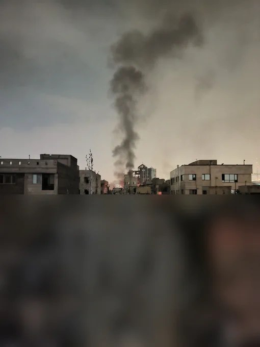 德黑兰塔尔沙特区当地时间21:55，目击者报告发生四至五次强烈爆炸，冲击波震碎附近民宅玻璃