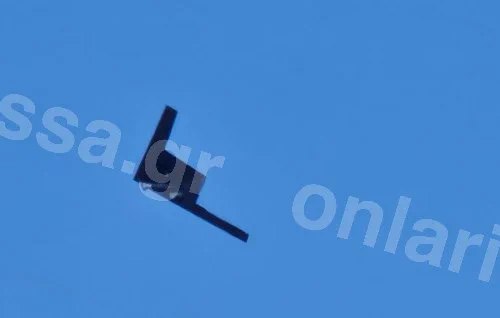 一架神秘隐身无人机——疑为高度机密的RQ-180或同类新一代机型——被目击降落于希腊一处空军基地，据报可能因技术故障被迫降落，因此在白天被公开拍到