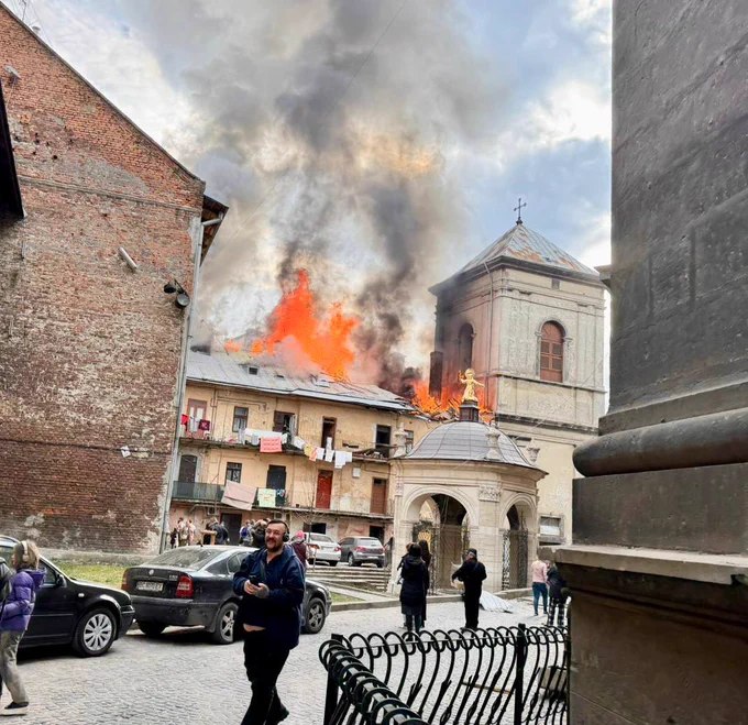 俄罗斯自杀式无人机击中利沃夫市中心一栋建筑并引发火灾，据报道该建筑属于联合国教科文组织世界遗产名录保护范围