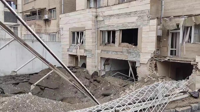 伊朗读者投稿图片显示，德黑兰革命大街与巴勒斯坦街交叉口的148警察局遭到袭击，摄于周五（伊历2月22日）