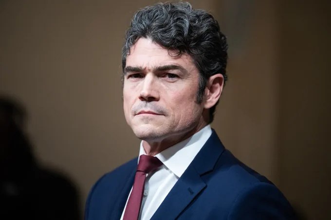 据《华盛顿邮报》报道，乔·肯特与图尔西·加巴德周一在白宫与副总统万斯会面，肯特在会上提交了辞呈