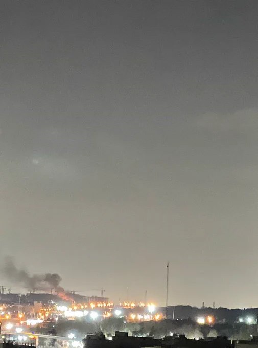 据大量读者来信反映，当地时间凌晨3时30分前后，伊朗首都德黑兰西部遭受猛烈袭击，埃克巴坦（Ekbatan）及奥林匹克村等多个居民区相继停电