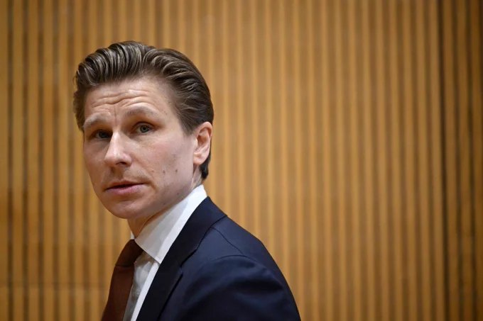 芬兰国防部长安蒂·哈卡宁表示，芬兰将核查欧洲北约成员国为基辅采购的美国武器是否已实际交付乌克兰，并强调所有承诺的武器必须按照已签署的合同如期交付