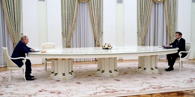 据《金融时报》报道，法国代表团曾要求俄罗斯允许欧洲国家参与乌克兰和平谈判，遭到俄方断然拒绝，明确表示欧洲不会被纳入谈判