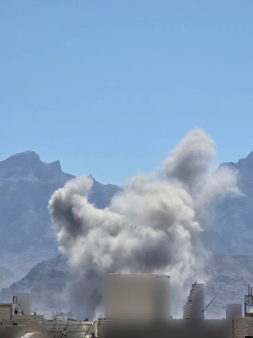 周日下午约13:20，伊朗亚兹德省伊斯兰革命卫队加迪尔基地遭到袭击，现场画面显示多处爆炸