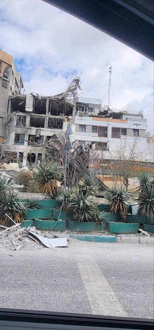 周日深夜约23时，伊朗首都德黑兰贾纳特阿巴德地区一栋建筑遭到袭击，现场画面由当地市民拍摄提供，拍摄角度来自拉莱加尔比区方向