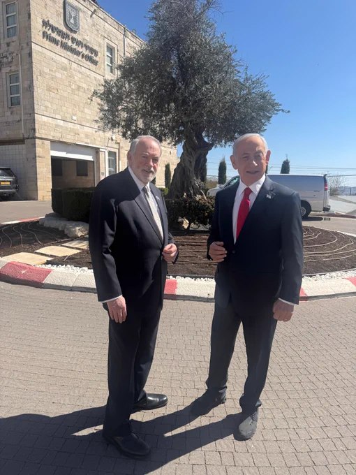 美国驻以色列大使赫卡比发布与内塔尼亚胡的合影，称其"活力充沛、精神状态极佳"