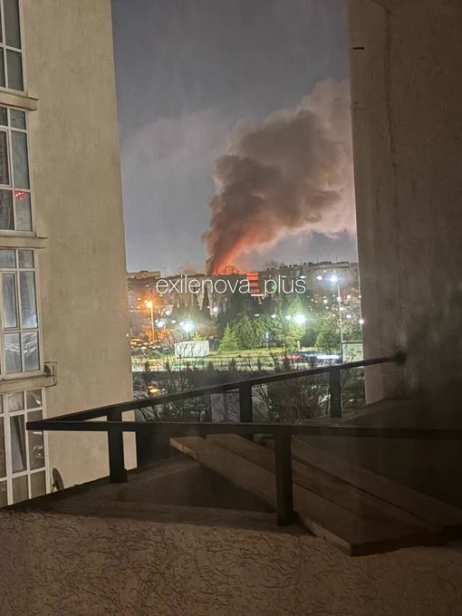 乌克兰无人机袭击被俄占领的塞瓦斯托波尔，现场升起浓烟