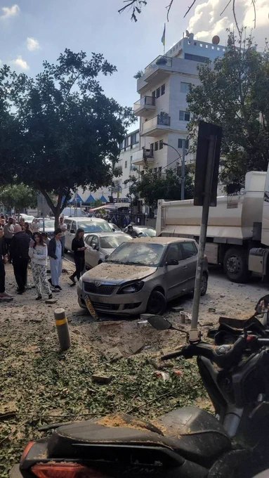 一枚伊朗集束导弹碎片落在乌克兰驻以色列大使馆约30米处，所幸无人受伤