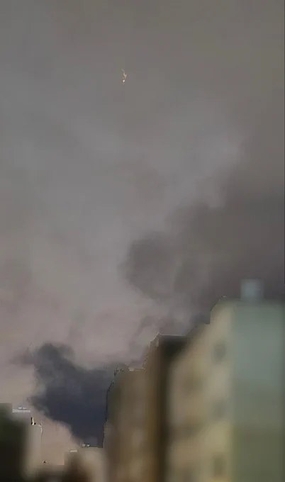 收到图片及消息：伊朗班达尔阿巴斯当地时间周四凌晨4:10，先听到战斗机引擎声，随后传来数声剧烈爆炸，并有浓烟升起