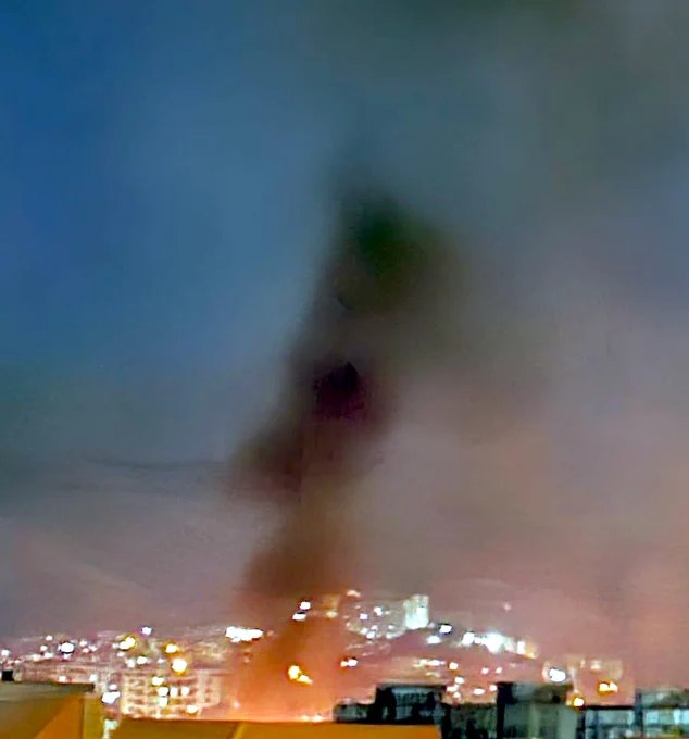 伊朗南部城市设拉子当地时间凌晨1时45分发生多起爆炸，现场可见浓烟升起