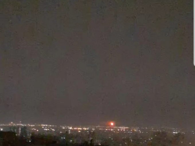 伊朗首都德黑兰多处地区遭到猛烈轰炸，时间为周五凌晨（伊朗历22 Esfand）