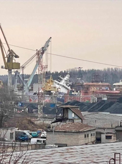 乌克兰无人机袭击俄罗斯列宁格勒州维堡造船厂，一艘正在建造中的23550项目北极巡逻舰受损，船体严重倾斜并撞上附近船只