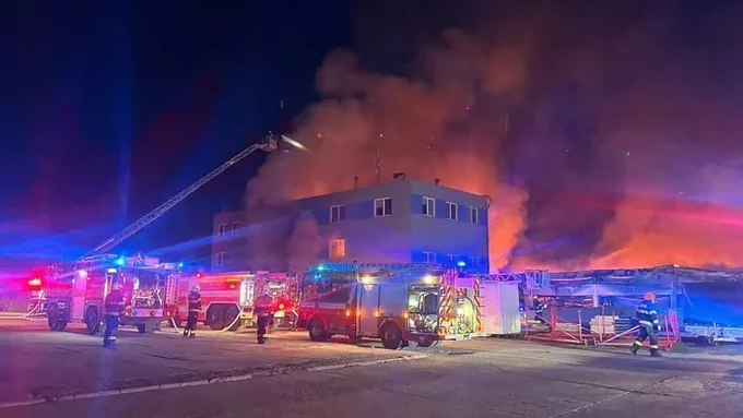 捷克警方逮捕了帕尔杜比采一无人机生产设施纵火案的3名嫌疑人，其中一人在邻国斯洛伐克被捕，另外两人在捷克境内落网