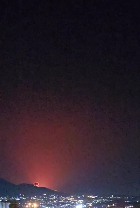 据大量民众反映，当地时间凌晨3时42分左右，德黑兰东部与西部相继发生多起剧烈爆炸