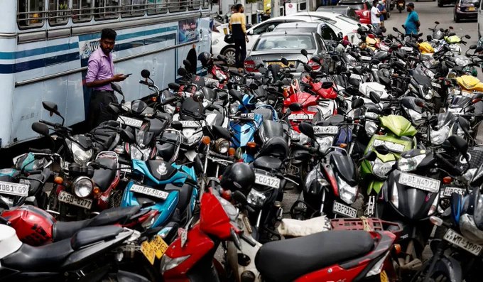 斯里兰卡宣布，公共机构将每周周三放假一天，以减少燃料消耗