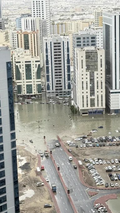 阿联酋遭罕见强烈风暴袭击，数小时内降雨量超过 90毫米，并伴有冰雹与山洪暴发，多条道路积水成河，交通陷入瘫痪