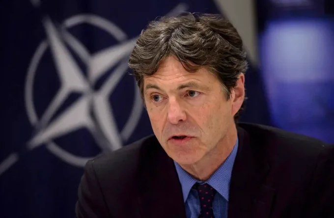 德国高级外交官、前北约情报主任阿恩特·弗赖塔格·冯·洛林霍芬遭遇钓鱼攻击——一条伪装成"Signal客服支持"的虚假消息诱使其输入账户PIN码，导致其Signal账号被盗