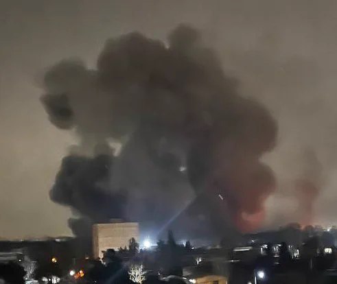 据现场图片显示，伊朗首都德黑兰西部加尔姆达雷方向于当地时间晚22时03分发生爆炸，据悉爆炸自约22时起持续发生，目前仍在进行中