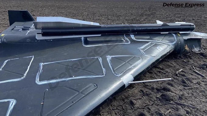 俄罗斯将R-60空对空导弹模型安装在沙赫德-136无人机上