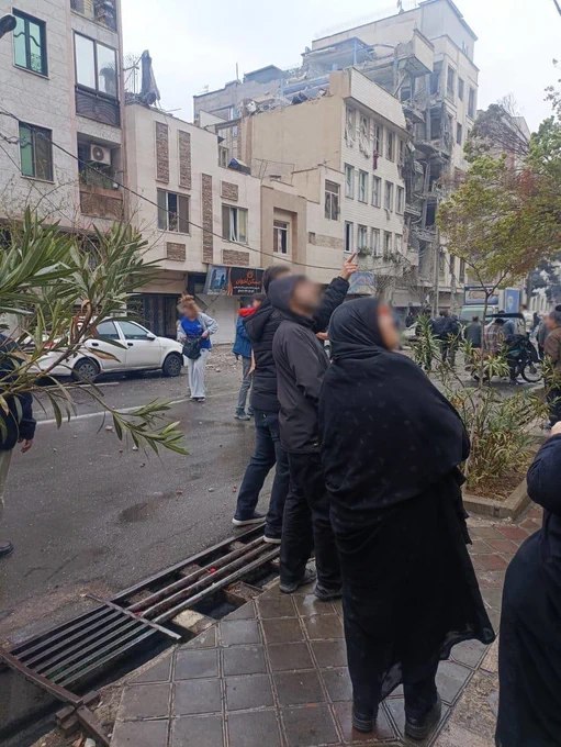 伊朗首都德黑兰德黑兰诺街区一栋建筑今日（周一）中午遭到袭击，目前已有图像流出