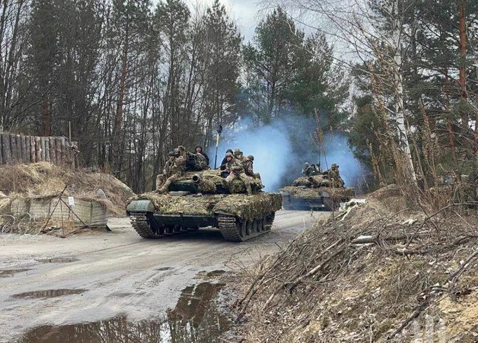 据美联社援引分析人士称，俄罗斯正在为地面干燥后对乌克兰发动新一轮攻势做准备