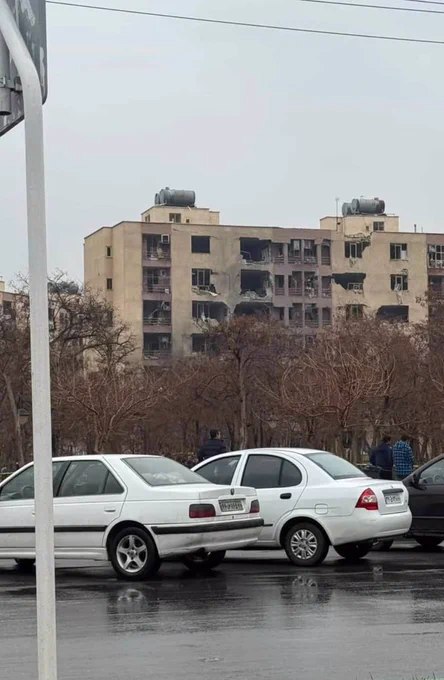 据报道，伊朗阿拉克市遭到袭击，一处名为纳伦杰斯坦的住宅小区内一栋建筑被击中