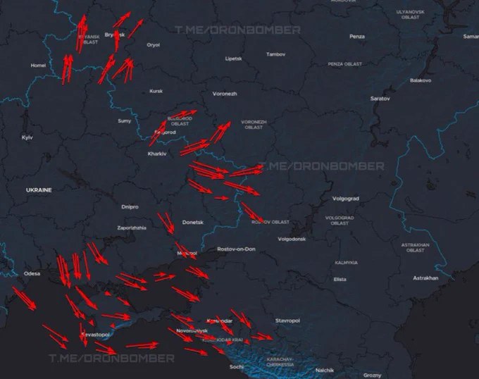 乌克兰今晚再度对俄罗斯发动大规模自杀式无人机蜂群攻击，多个目标被击中，尤其集中在俄罗斯南部克拉斯诺达尔边疆区
