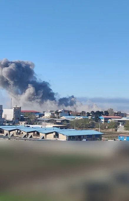 据收到的图片及多条消息显示，伊朗德黑兰省西部沙赫尔-库兹（Shahr-e Qods）地区哈桑汗达尔要塞附近遭到袭击，当地时间周三上午7:25连续发生3次爆炸