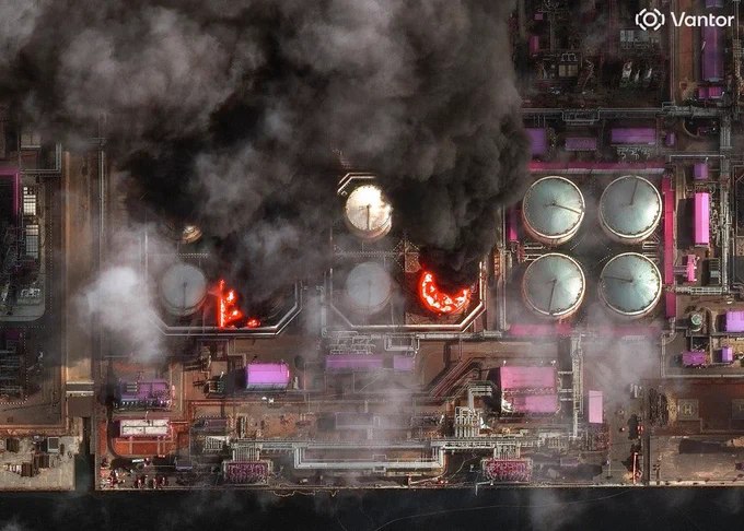 卫星图像显示，俄罗斯列宁格勒州乌斯季卢加港发生火灾