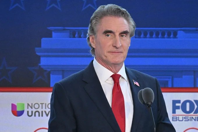 据彭博社报道，美国内政部长道格·伯格姆表示，美国官员已就通过交易石油期货来压低伊朗冲突期间飙升的原油价格进行了讨论