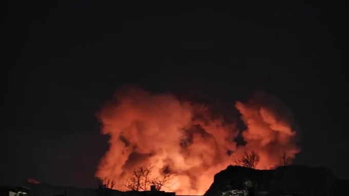 据当地居民报告，伊朗伊斯法罕当地时间凌晨2时发生多次剧烈爆炸